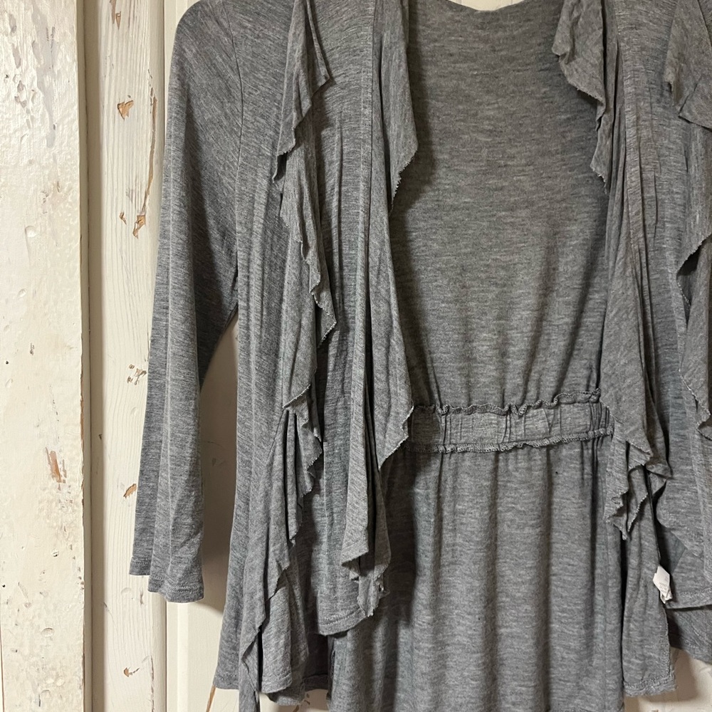 Used women’s Heather gray top. Size S - Picture 3 of 3